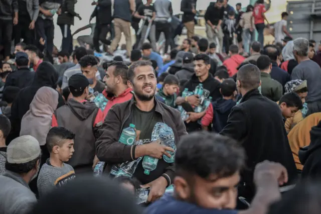 فلسطينيون خلال عمليات توزيع مساعدات إنسانية