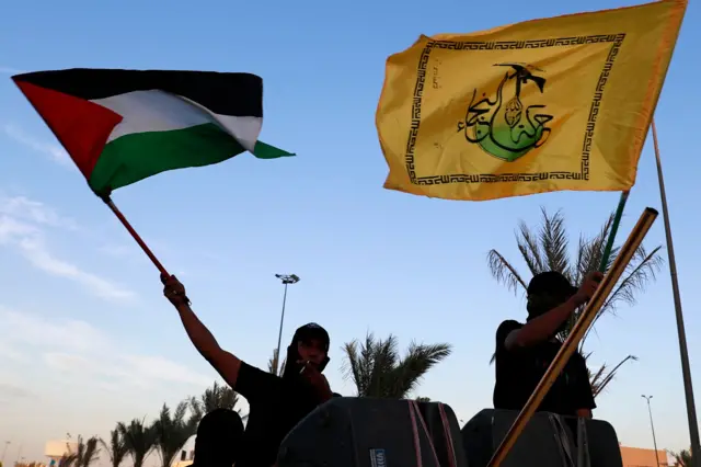 أعضاء حركة النجباء يلوحون بالعلم الفلسطيني خلال تجمع حاشد في بغداد في 8 أكتوبر/ تشرين أول 2023