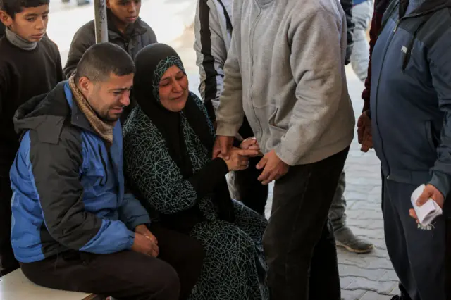 فلسطينيون يبكون