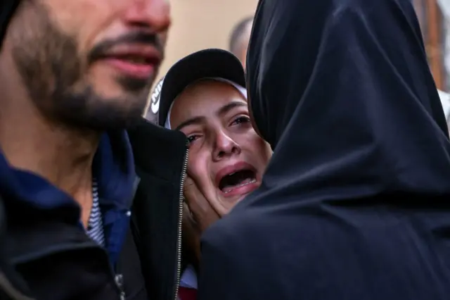 سيدة فلسطينية تبكي بعد وفاة أحد أفراد أسرتها في غارة إسرائيلية ليلة الخميس في مستشفى ناصر في خان يونس، جنوب قطاع غزة، في 16 يناير 2025