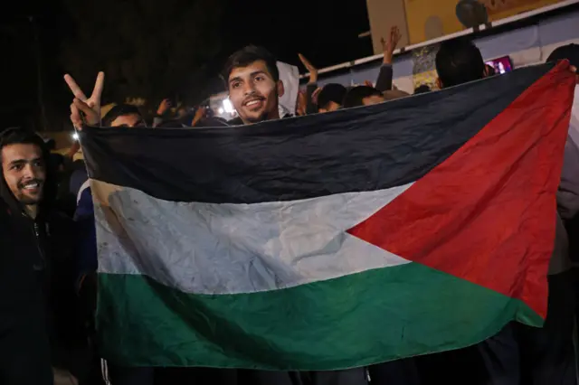 غزي يحمل العلم الفلسطيني بعد الإعلان