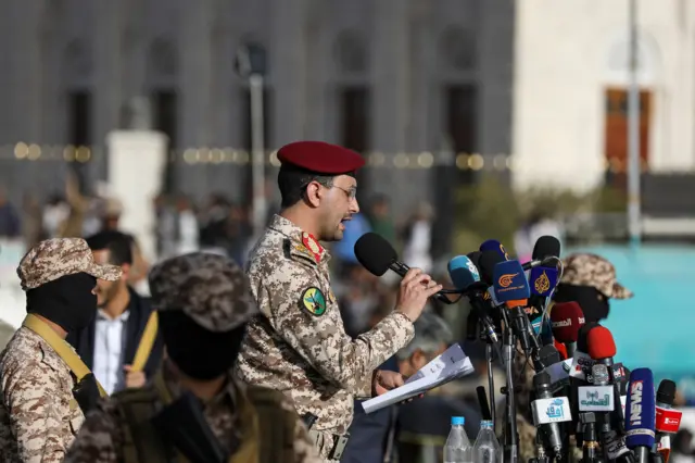 المتحدث العسكري باسم الحوثيين يحيى سريع يدلي ببيان خلال تظاهرة تضامنية في صنعاء مع الفلسطينيين في غزة