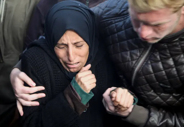 أهالي فلسطينيين قتلوا في غارات جوية إسرائيلية يبكون في مستشفى ناصر في خان يونس، جنوب قطاع غزة، 17 يناير 2025.