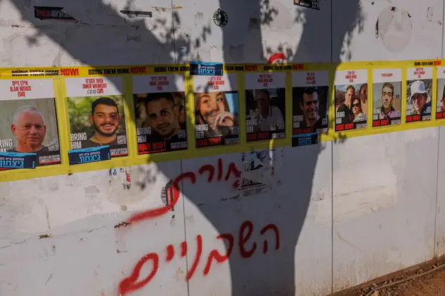 ملصقات لرهائن إسرائيليين محتجزين في غزة على جدار في القدس، يوم الخميس 16 يناير 2025.