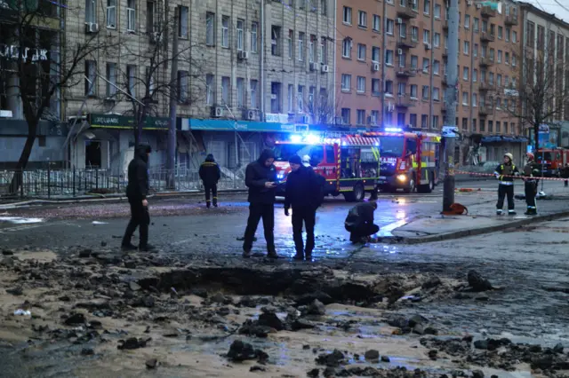 Воронка на месте российского ракетного удара в Шевченковском районе Киева