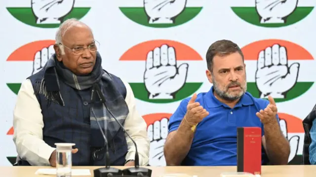 बाएं से दाएं- मल्लिकार्जुन खड़गे और राहुल गांधी