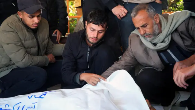 غزيون يبكون وفاة أحد أفراد أسرتهم