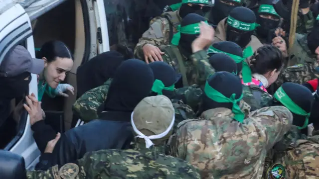 لحظه تحویل گروگان‌ها از سوی حماس به صلیب سرخ