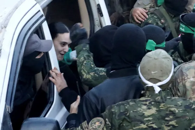 خلال الإفراج عن رهينة إسرائيلية لدى حماس في غزة الأحد