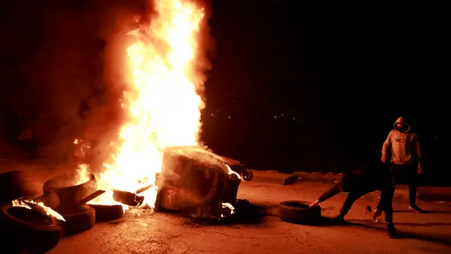 فلسطينيون يحرقون إطارات بالقرب من سجن عوفر قبل الإفراج عن سجناء