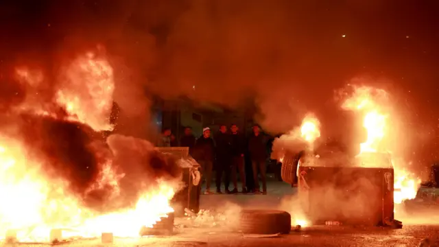 فلسطينيون يحرقون إطارات بالقرب من سجن عوفر قبل الإفراج عن سجناء