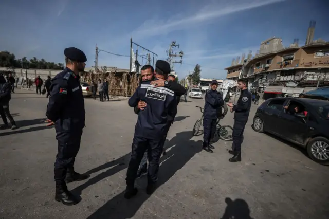 بدأ ضباط الشرطة التابعون لوزارة الداخلية الفلسطينية العمل في مخيم النصيرات للاجئين بعد تنفيذ اتفاق وقف إطلاق النار