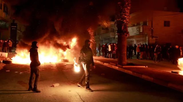 فلسطينيون يحرقون إطارات بالقرب من سجن عوفر قبل الإفراج عن سجناء