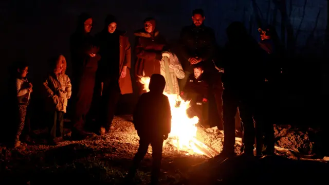 عائلة فلسطينية تقف معًا بالقرب من عوفر بانتظار خروج سجناء فلسطينيين ضمن صفقة التبادل الثانية في حرب غزة