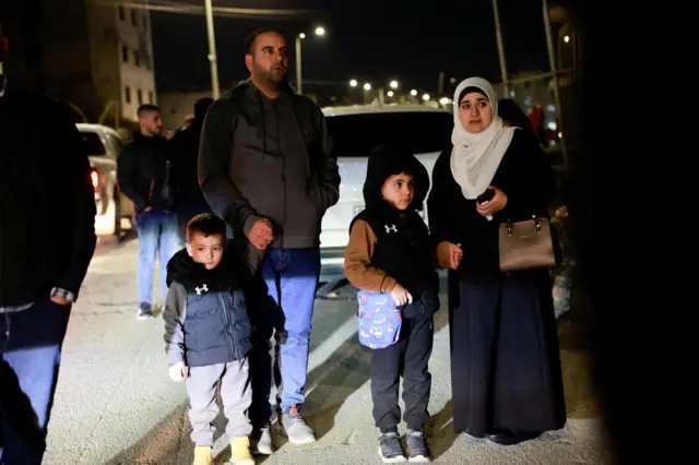 عائلة فلسطينية تترقب لقاء سجين من المقرر الإفراج عنه ضمن صفقة التبادل عند سجن عوفر