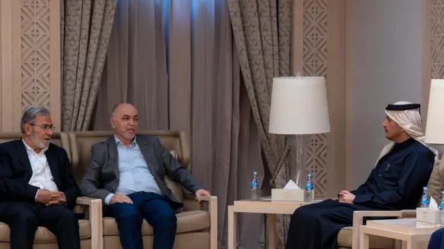 رئيس مجلس الوزراء وزير الخارجية القطري الشيخ محمد بن عبدالرحمن آل ثاني رفقة وفد من الفصائل الفلسطينية