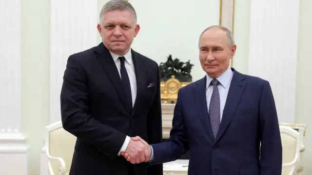 Роберт Фицо пожимает руку Владимиру Путину, позируя перед камерой