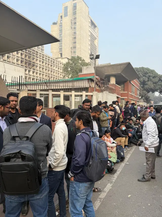গেজেট প্রকাশের পর বাদ পড়া চাকরিপ্রার্থীরা বুধবার সচিবালয়ের সামনে অবস্থান নেন