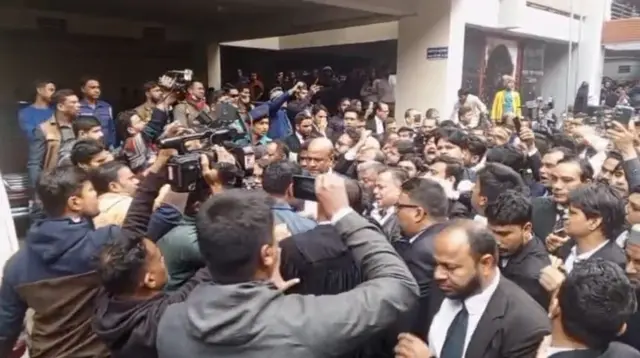 বৃহস্পতিবার সকালে চট্টগ্রামে আদালত চত্বরে