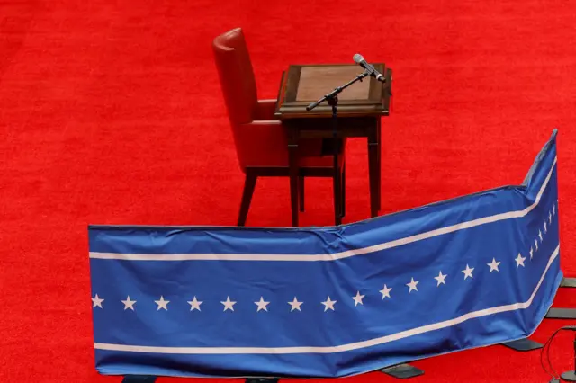 На сцені всередині Capital One arena перед мітингом у приміщенні в день інавгурації президента Дональда Трампа у Вашингтоні встановлений стіл.