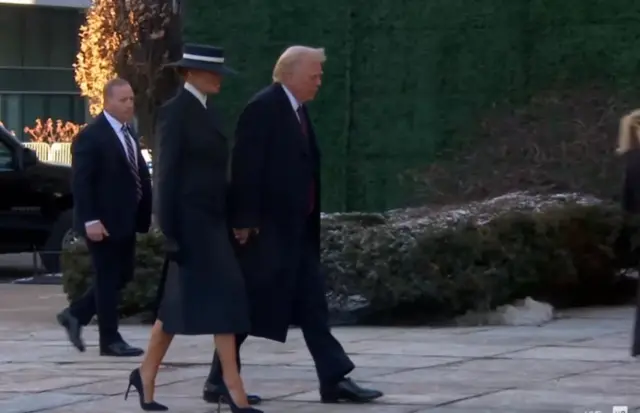 Trump e Melania chegam à igreja St. John