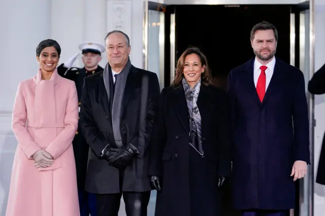 Kamala Harris e o marido, Doug Emhoff, com J.D. Vance e sua esposa, Usha Vance
