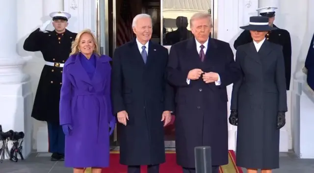 Joe Biden com a mulher, Jill, ao lado de Trump e Melania