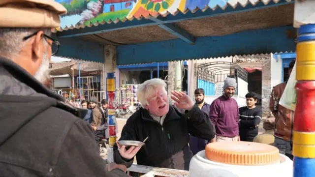 "VIP ဒေါ်နယ် ထရမ့် ပူတင်းလေးပါ။"