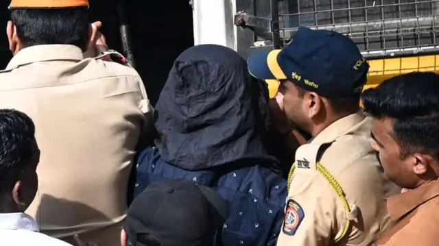 अभियुक्त मोहम्मद शरीफ़ुल इस्लाम शहज़ाद को पुलिस कोर्ट ले जाती हुई