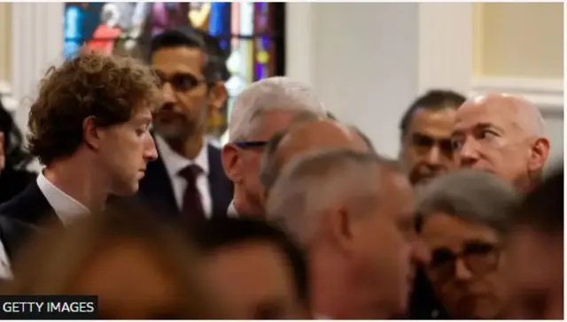 Mark Zuckerberg to ni Meta iyẹn ileeṣẹ to ni Facebook, Instagram ati Whatsapp pẹlu Jeff Bezos to ni ileeṣẹ Amazon lo wa nibi isin naa.