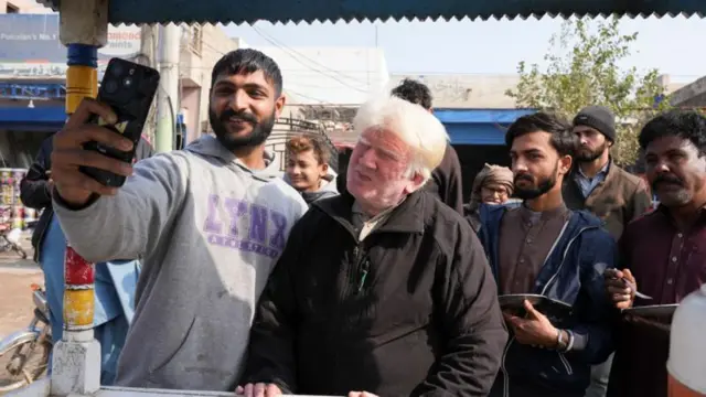 ဆဲလ်ဖီရိုက်သူတွေ ဝိုင်းဝိုင်းလည်နေ