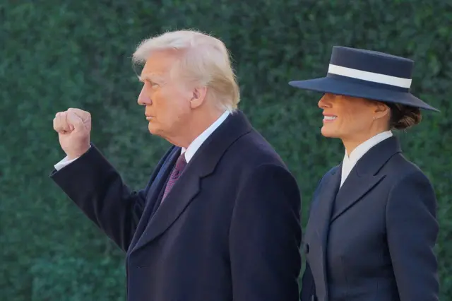 Trump e Melania deixam a igreja St John