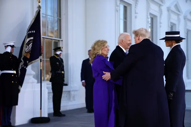 Trump aperta mão de Jill Biden; Joe Biden aperta a de Melania Trump