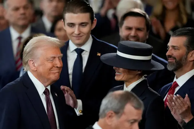 Trump durante a posse com a mulher, Melania