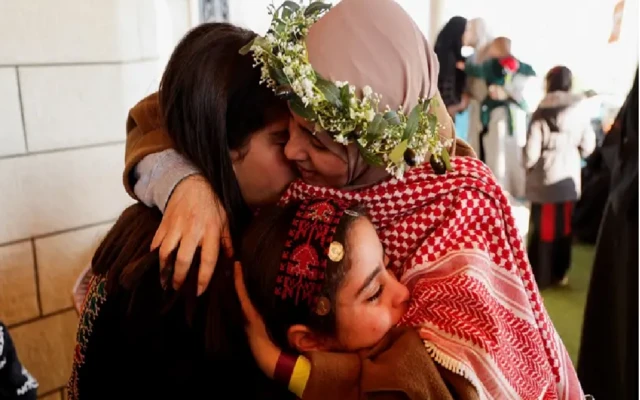 رویټرز خبري اژانس د یوې خوشې شوې ښځې ندا الزغبي تصویر خپور کړی، چې له ازادۍ وروسته یې خپلې لوڼې هرکلی کوي.