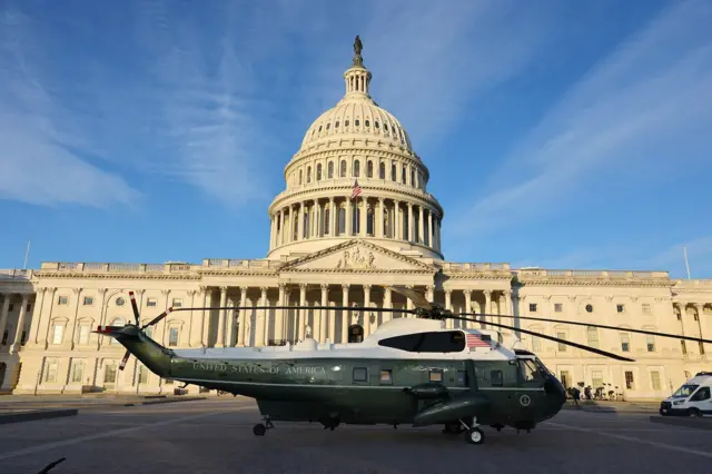 Um helicóptero da Marinha dos EUA em frente ao Capitólio