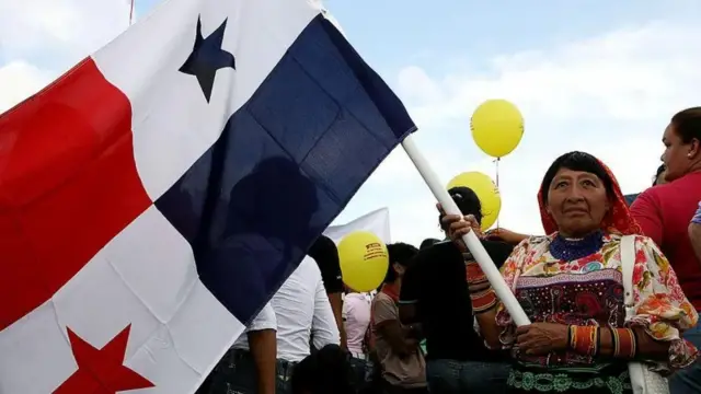 Panamenha segura a bandeira do Panamá