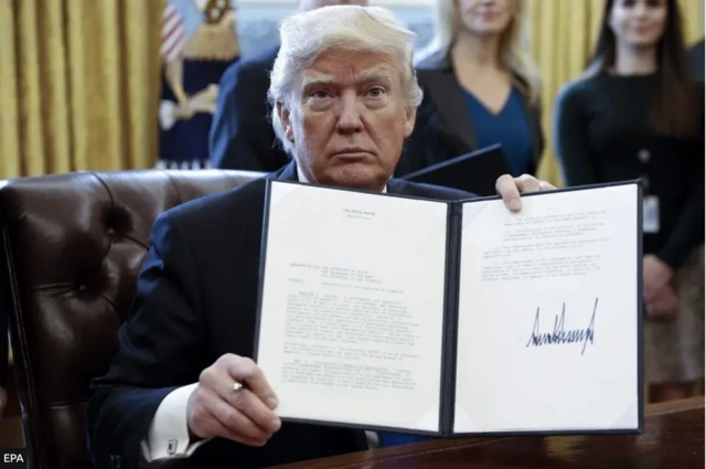 သမ္မတရဲ့ အမိန့်ကြေညာချက်တစ်ခုကို လက်မှတ်ထိုးခဲ့တဲ့ ဒေါ်နယ်ထရမ့်