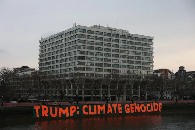 Ativistas ambientais rfazem protesto contra Trump em Londres