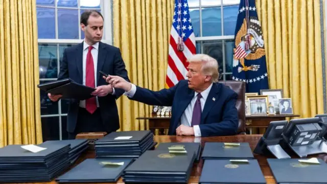 দায়িত্ব গ্রহণের পর অনেকগুলো নির্বাহী আদেশে স্বাক্ষর করেছেন ডোনাল্ড ট্রাম্প