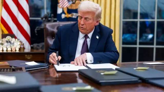 Onyeisiala Amerịka Donald Trump oge o binyere aka n'iwu dị iche iche ngwa ngwa o nwere ọkwa ọchịchị