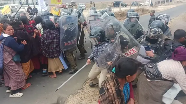 গ্রামবাসীদের সঙ্গে পুলিশের সংঘর্ষ