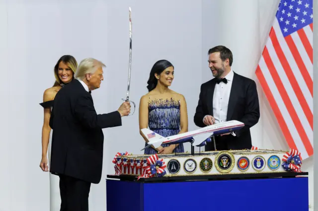 ကာကွယ်ရေးဦးစီးချုပ် ဂုဏ်ပြုကပွဲကို ဓားနဲ့ ကိတ်မုန့်ခွဲပြီး သိမ်း