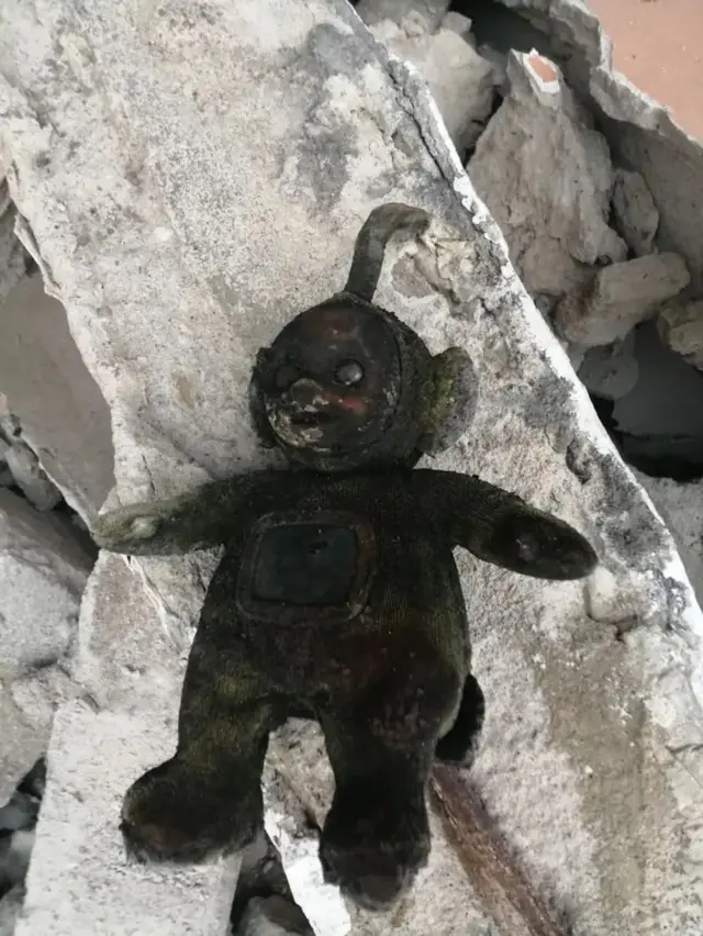 Nwa baby ụmụaka ji egwuriegwu