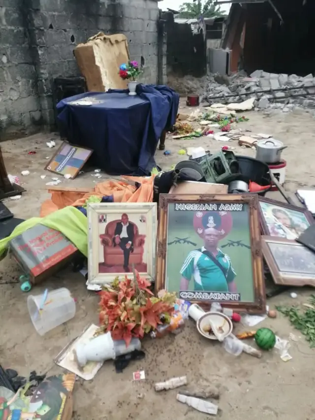 Ọtụtụ foto ndị mmadụ ụkọchukwu sị bụ nke ndị na-ekpe n'ụlọụka ya