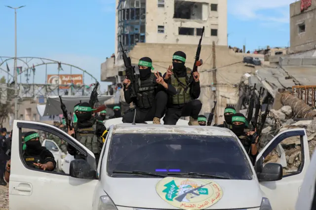 مقاتلو حماس الفلسطينيون يتجمعون استعداداً لإطلاق سراح الرهائن الذين احتُجزوا في غزة منذ هجوم السابع من أكتوبر 2023