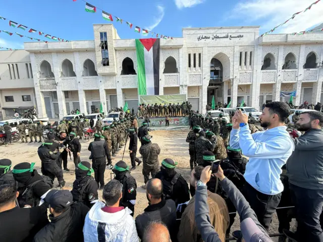 مقاتلو حماس الفلسطينيون يتجمعون استعداداً لإطلاق سراح الرهائن الذين احتُجزوا في غزة منذ هجوم السابع من أكتوبر 2023