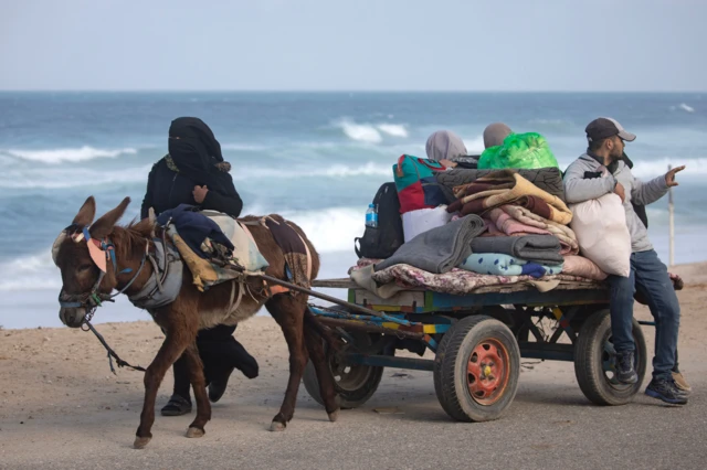 نازحون فلسطينيون على شارع الرشيد الساحلي، في 23 يناير/كانون الثاني 2024