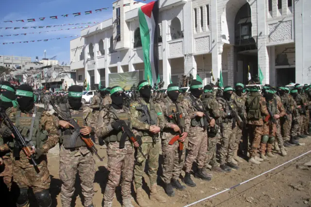 تسليم الرهائن الإسرائيليات وسط حشود شعبية في غزة وعناصر من حماس