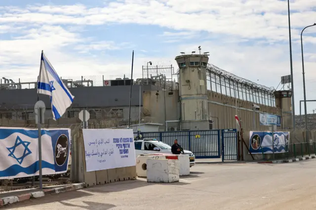 سجن عوفر العسكري الإسرائيلي قبل الإفراج عن سجناء فلسطينيين